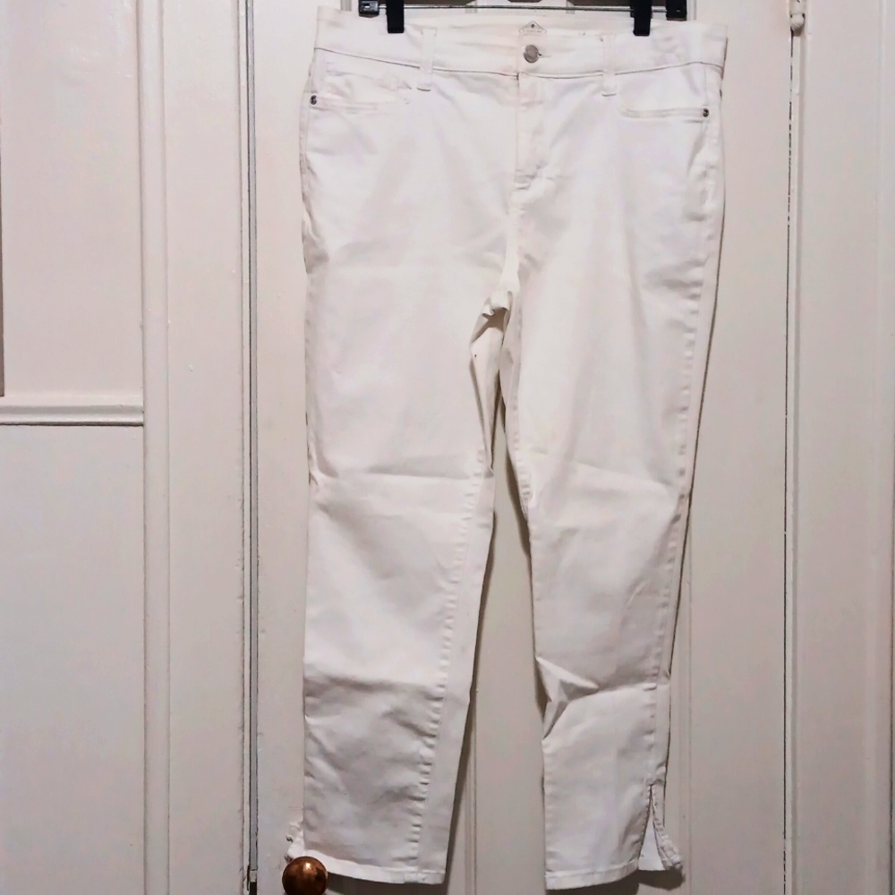 Like New St. John's Bay Skinny Leg White Jeans Women's Sz 14